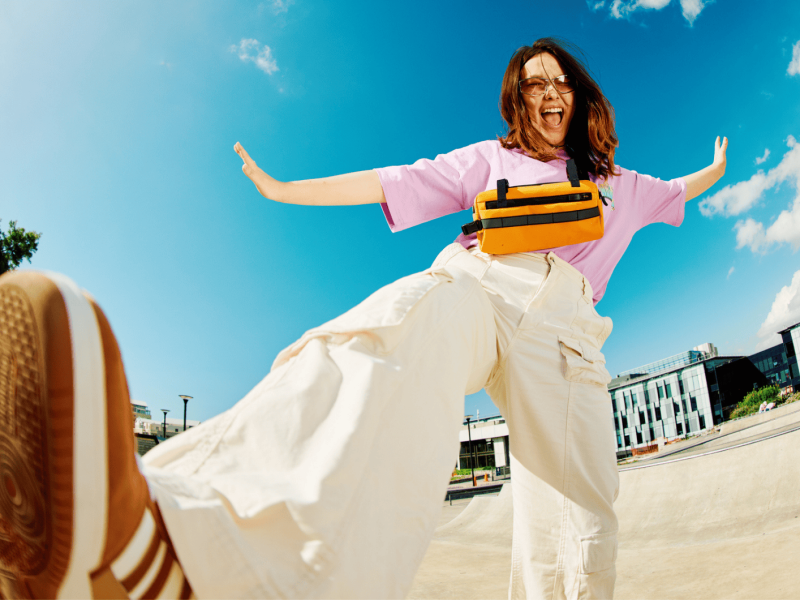 Junge Frau streckt Bein zur Kamera.