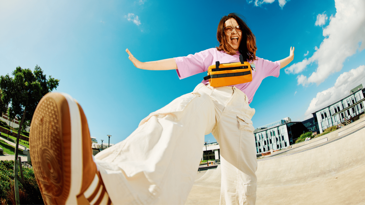 Junge Frau streckt Bein zur Kamera.