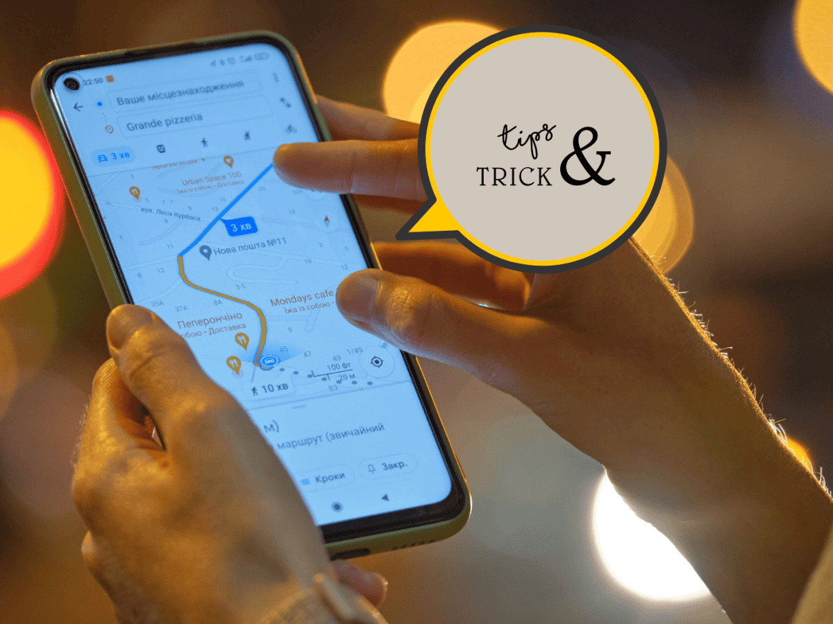 Frau h&auml;lt bei Nachtlichtern Handy mit Google Maps, Sprechblase mit Tips und Trick