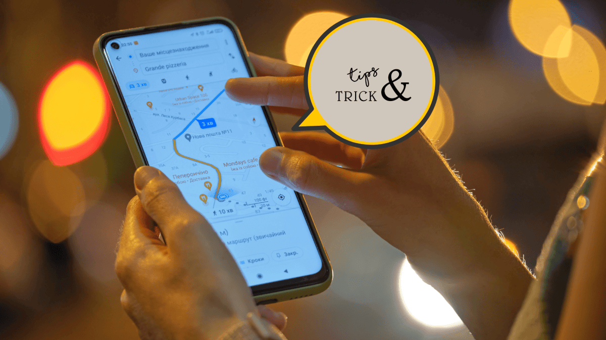 Frau hält bei Nachtlichtern Handy mit Google Maps, Sprechblase mit Tips und Trick
