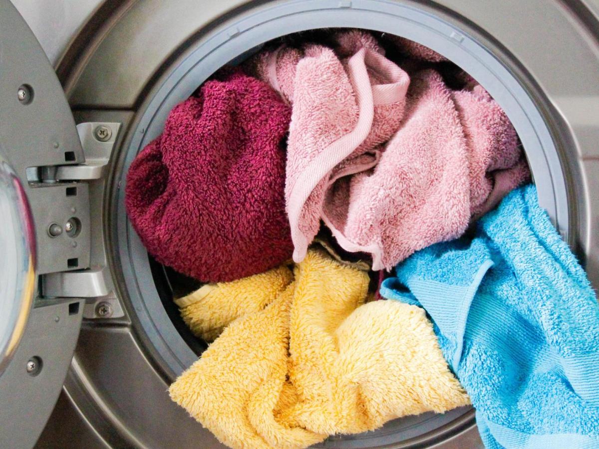 Bunte Handt&uuml;cher in der Waschmaschine.