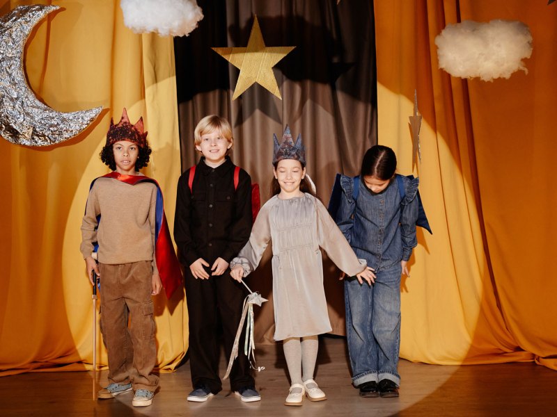Gruppe von Schüler*innen auf einer Theaterbühne.