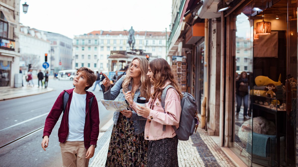 Mutter und ihre beiden Kinder beim Sightseeing in Lissabon.
