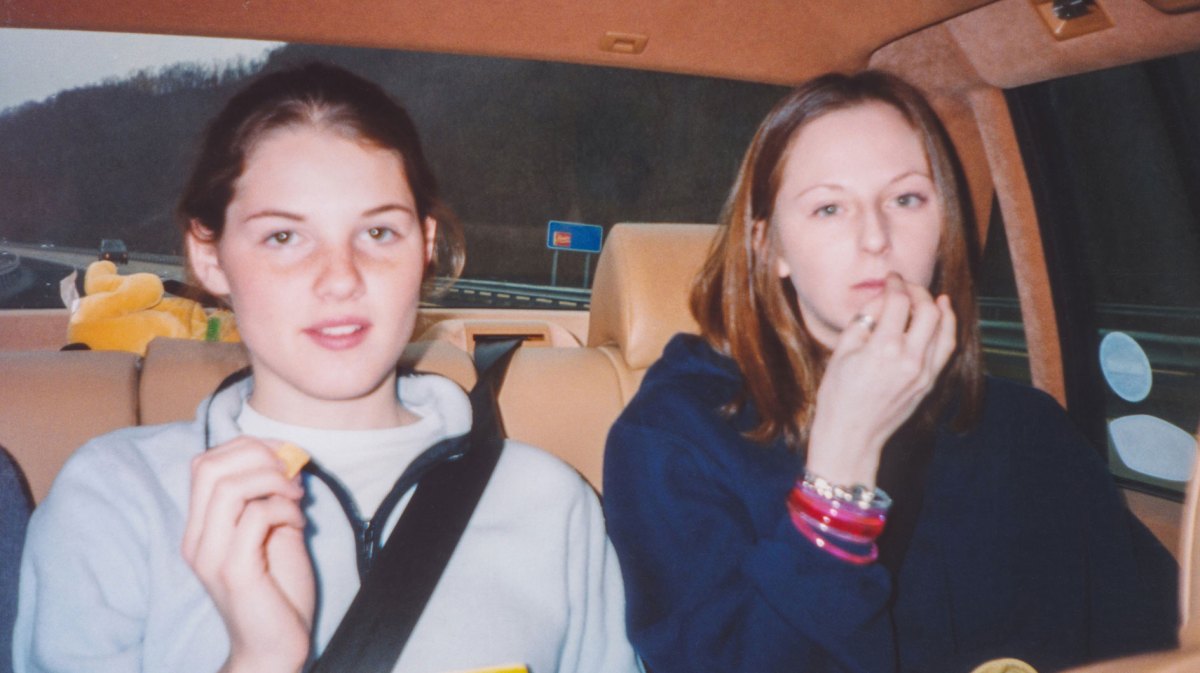 Foto aus den späten 90er Jahren zweier Freundinnen auf dem Rücksitz eines Autos.