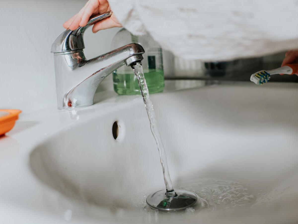 Bad putzen: Warum der Abfluss im Bad manchmal stinkt (und was dagegen hilft)