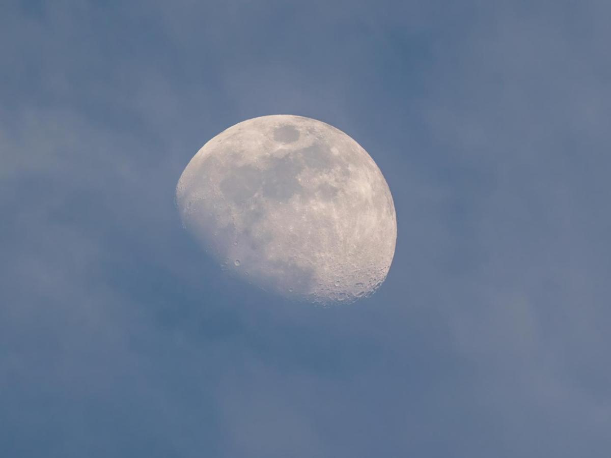 Abnehmender Mond in der Dämmerung.