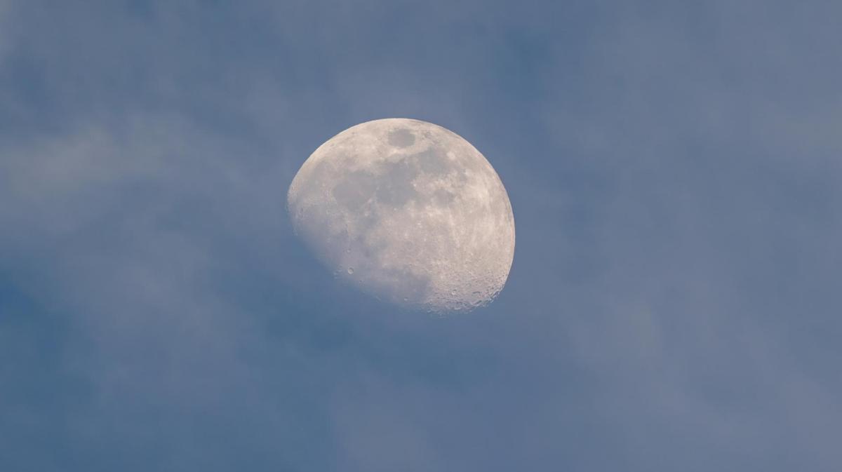 Abnehmender Mond in der Dämmerung.