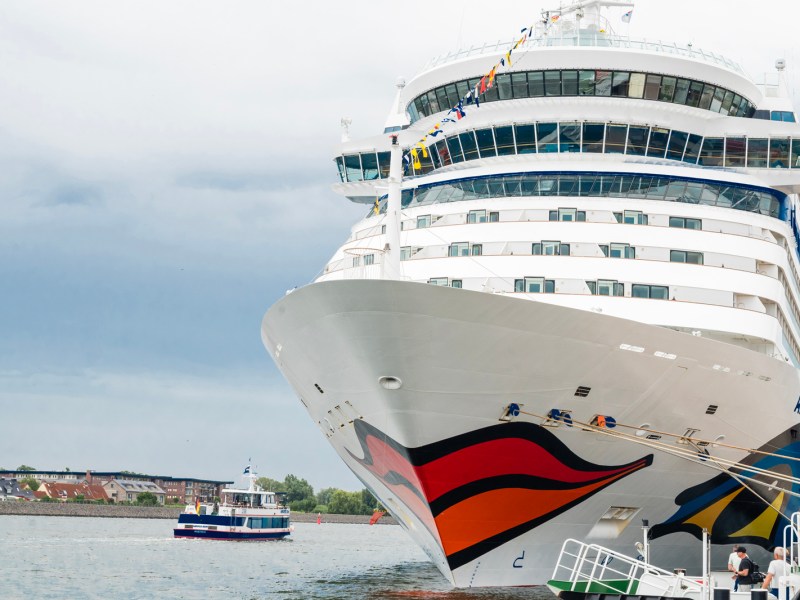 Passagierkreuzfahrtschiff Aida im Rostocker Hafen