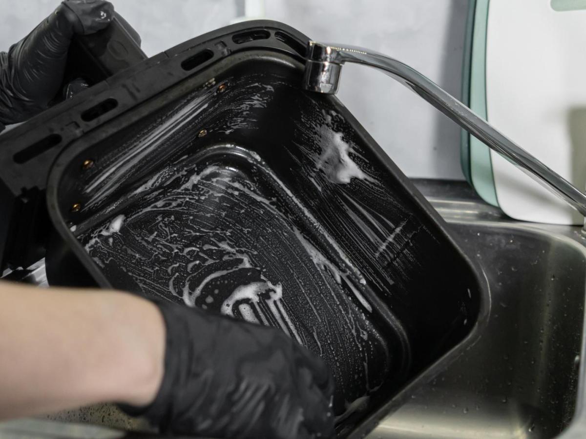 Airfryer reinigen: Mit diesem Reinigungstrick sieht die Heißluftfritteuse aus wie neu