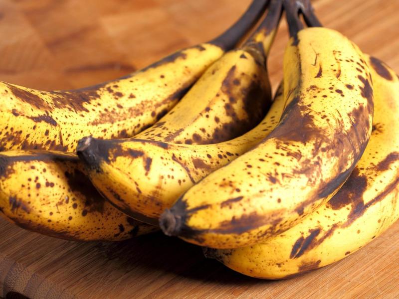 Bananen haben braune Stellen.