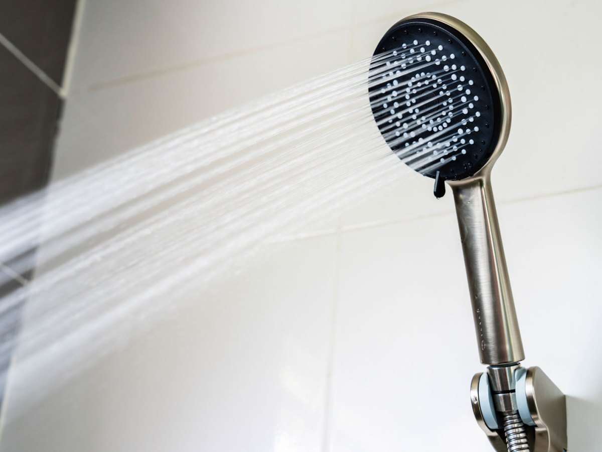 Dusche reinigen: So wird deine Duschkabine, Fugen und der Abfluss wirklich sauber