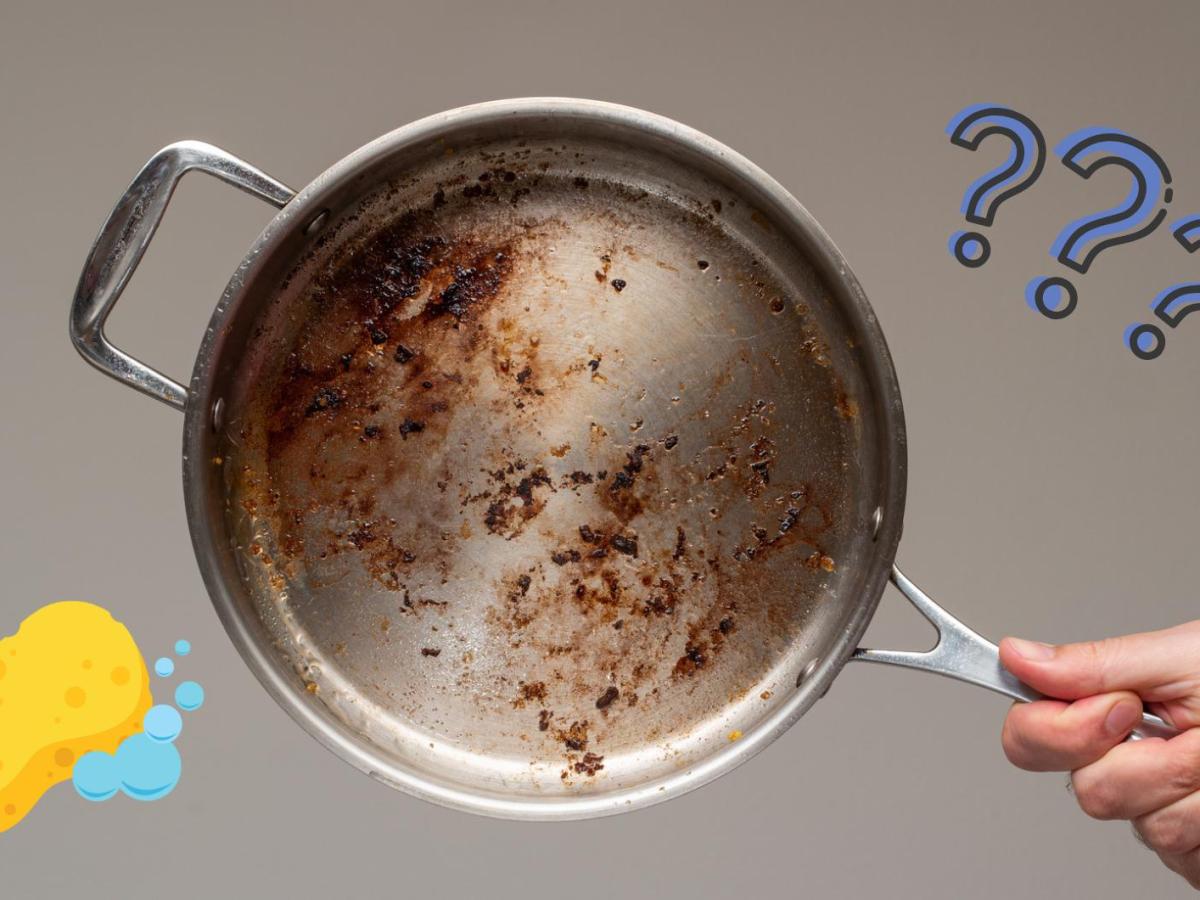 Person ein hält eine Pfanne mit eingebrannten Resten.