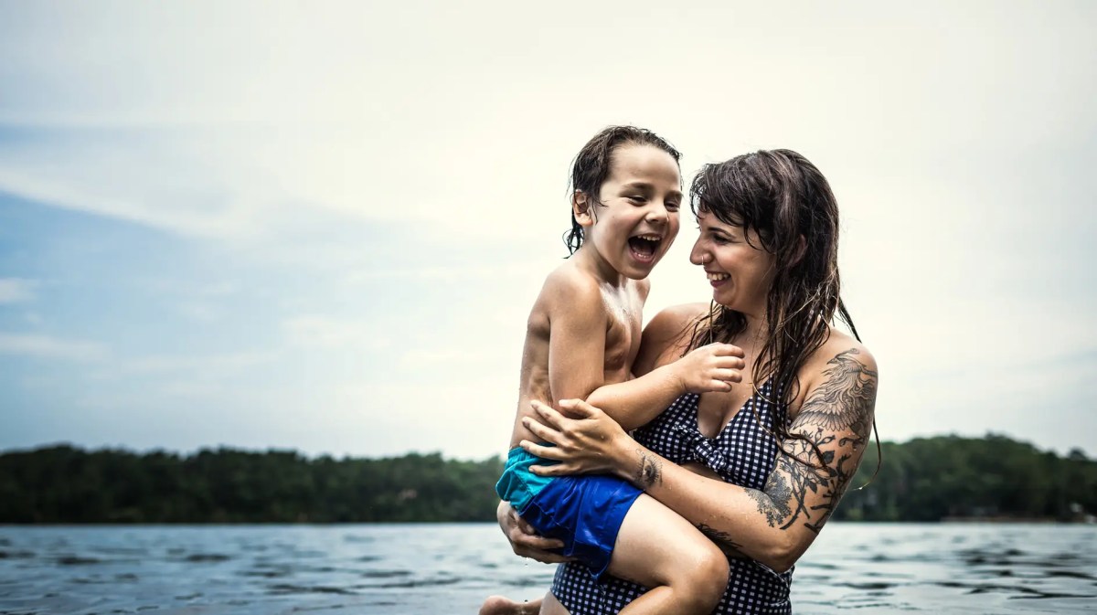 Mutter und Sohn baden im See und haben Spaß