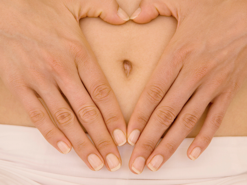 Frau hält Hände über Slip