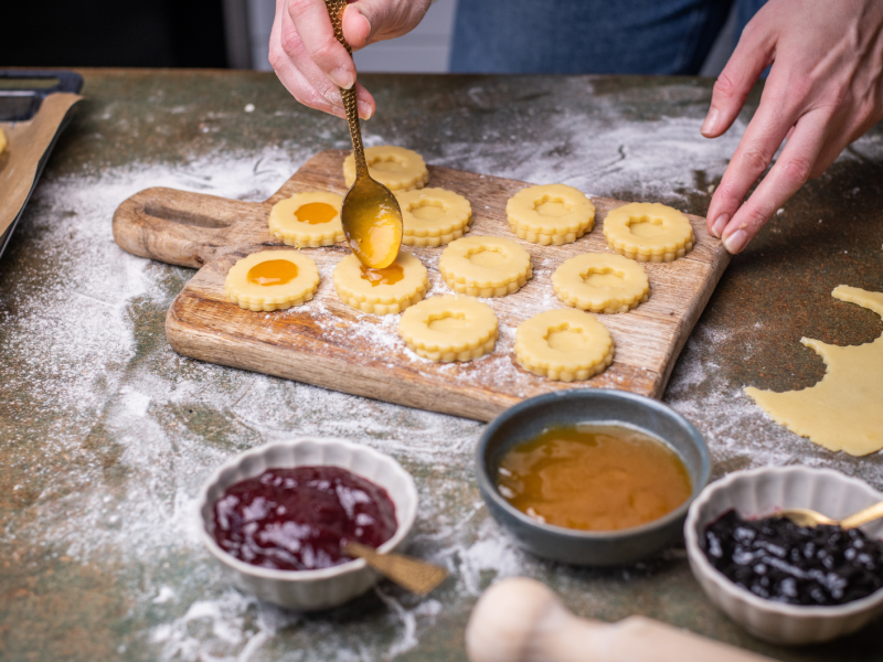 Zubereitung von Weihnachtsplätzchen mit Marmelade