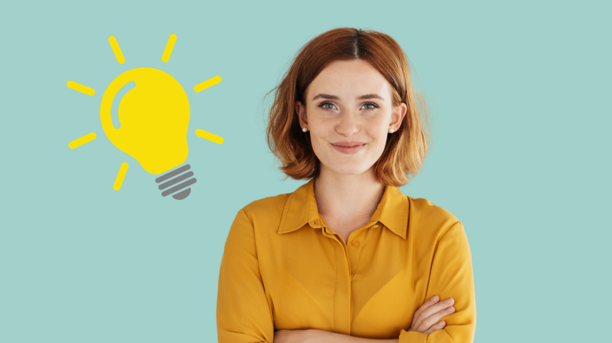 Frau vor türkisem Hintergrund mit einem Glühbirnensymbol
