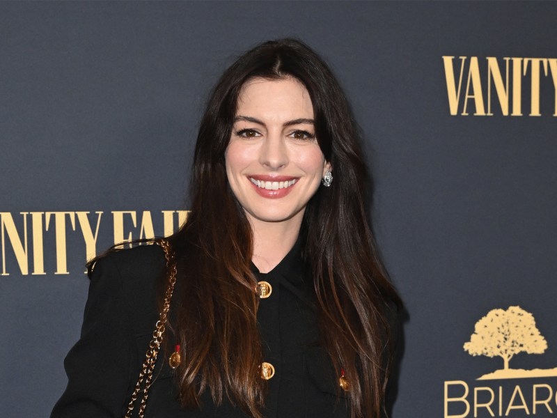 Dei Schauspielerin Anne Hathaway lächelt in die Kamera.