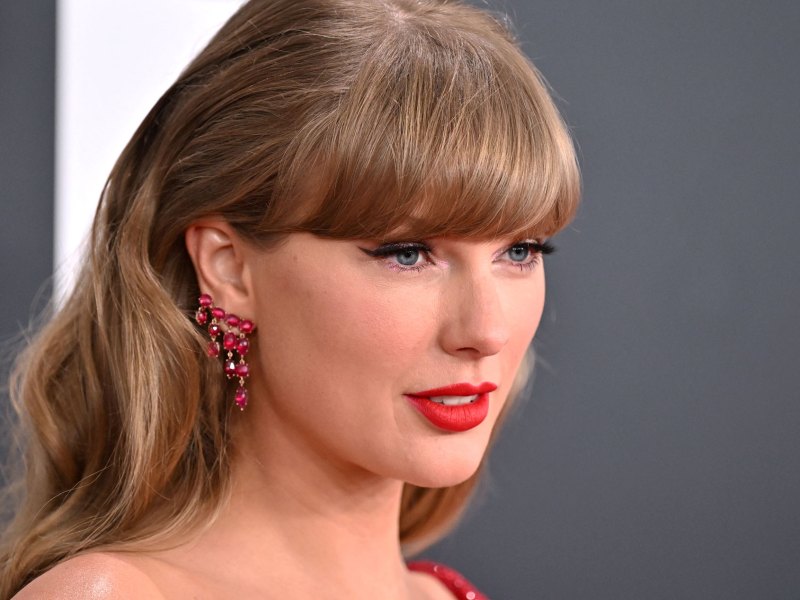 Sängerin Taylor Swift mit korallroten Lippen