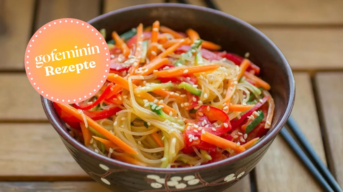 Schale mit asiatischem Glasnudelsalat mit Gemüse