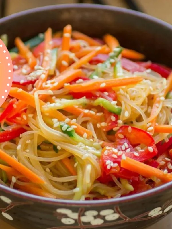 Veganer Glasnudelsalat mit Erdnusssauce: Bunter Genuss voller Aroma