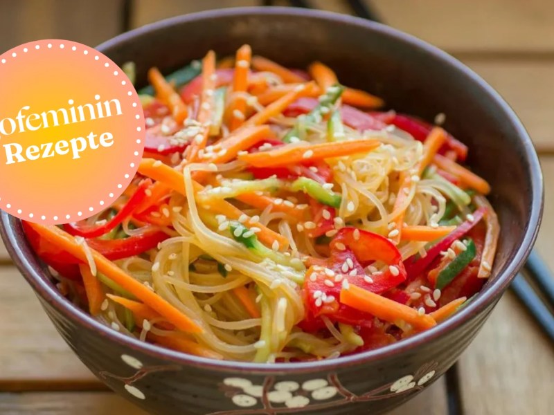 Schale mit asiatischem Glasnudelsalat mit Gemüse