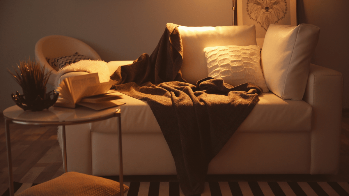 Gemütliches Wohnzimmer in indirektem Licht.