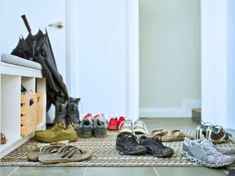 Schuh-Unordnung im Flur.