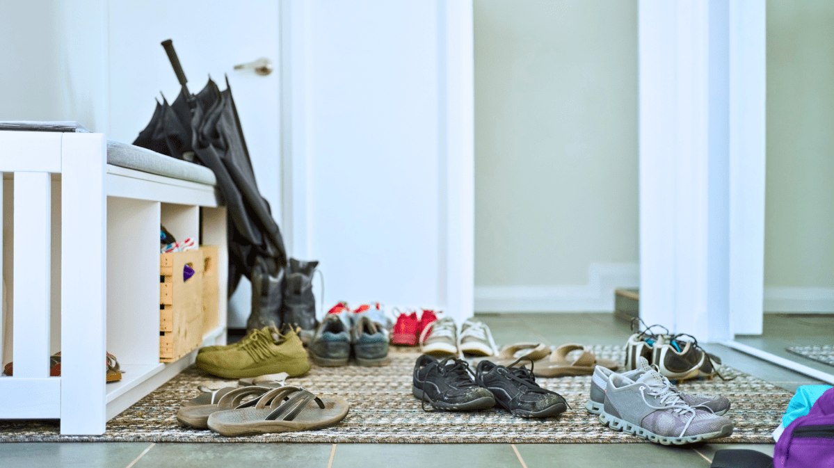 Schuh-Unordnung im Flur.