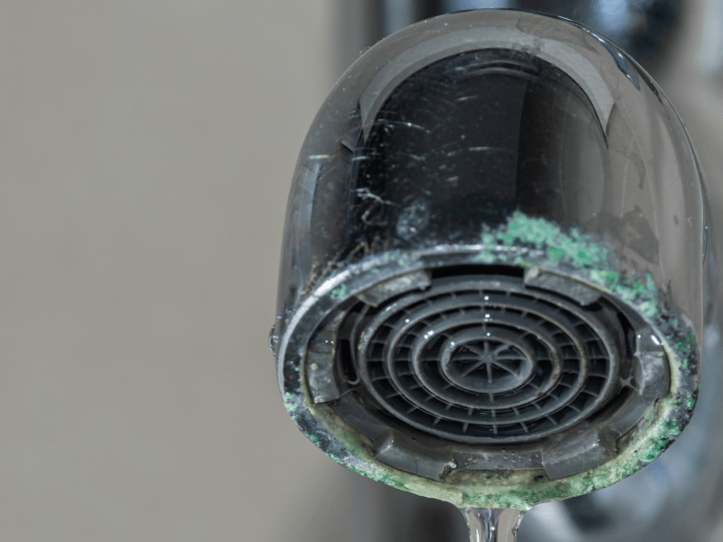 Verkalkte Armatur im Badezimmer.