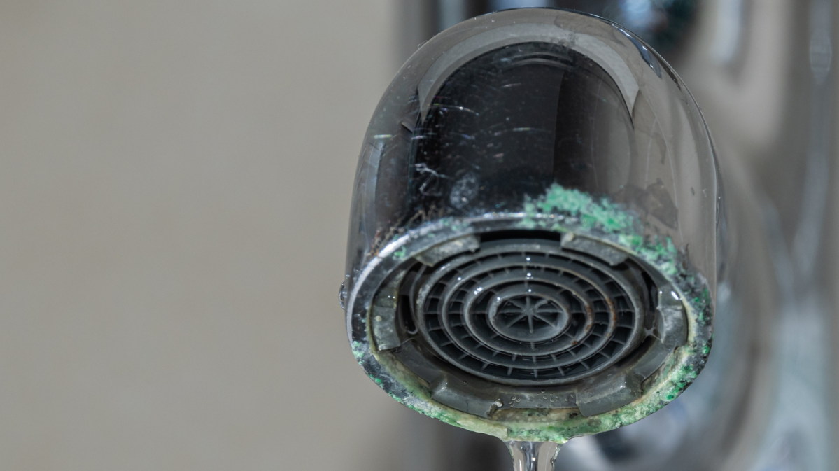 Verkalkte Armatur im Badezimmer.