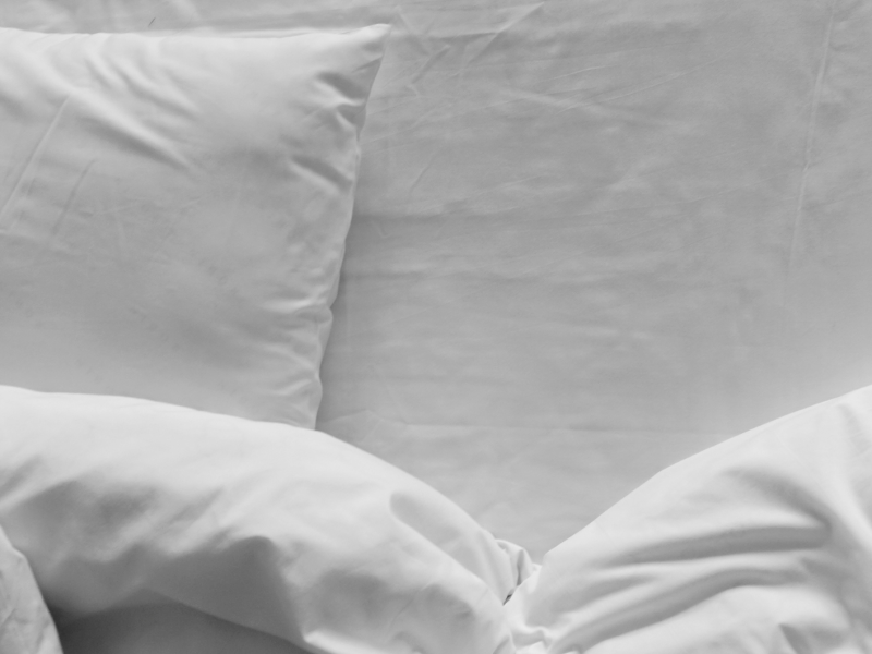 Nahaufnahme von Kissen und Decke.