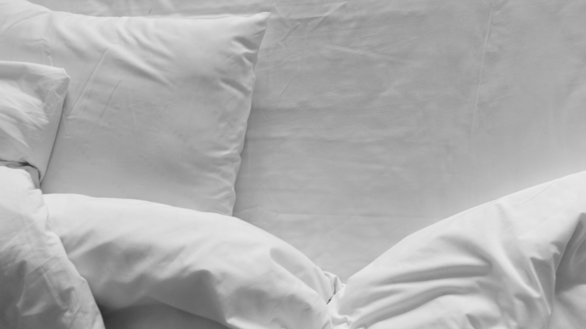 Nahaufnahme von Kissen und Decke.