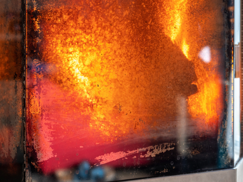 Nahaufnahme von schmutziger Kaminscheibe.