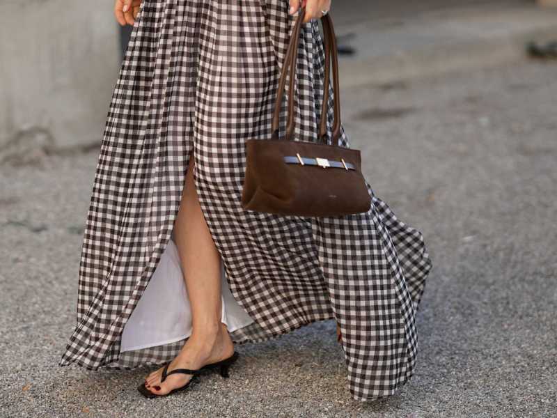 Kariertes Kleid und braune Flip-Flops