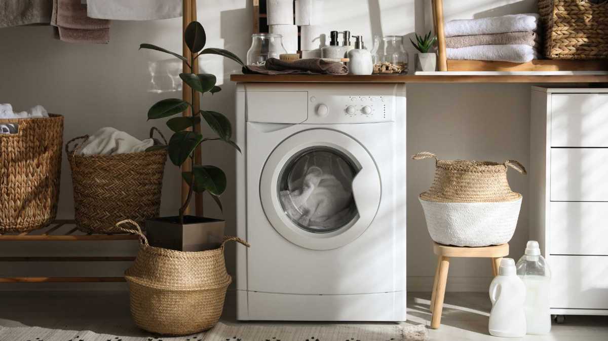 Haushaltsraum mit einer Waschmaschine