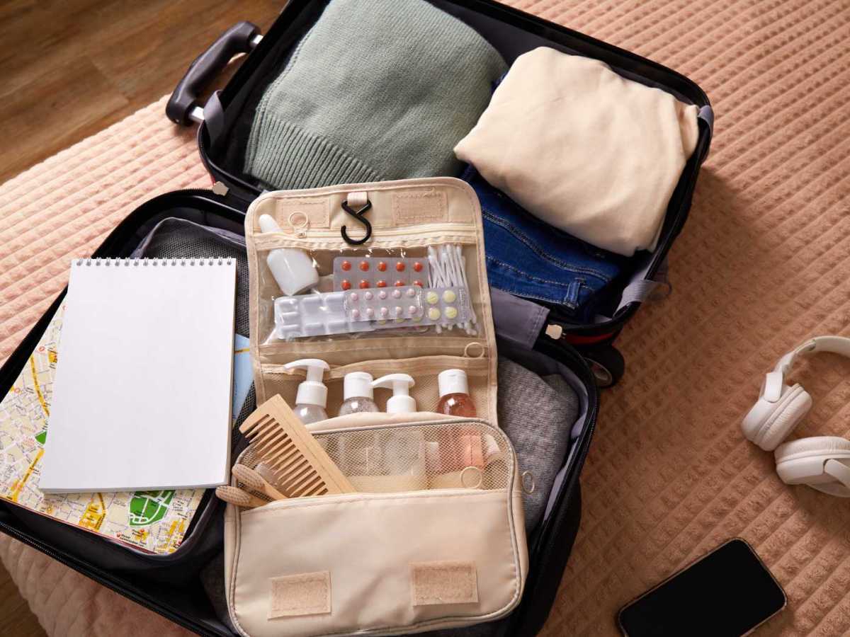 Gepackter Koffer liegt auf dem Bett