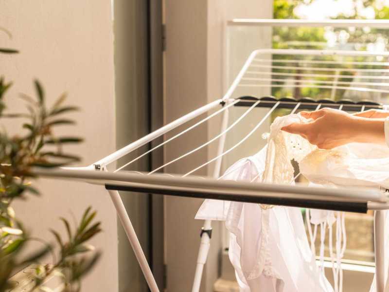 Wäscheständer steht auf dem Balkon