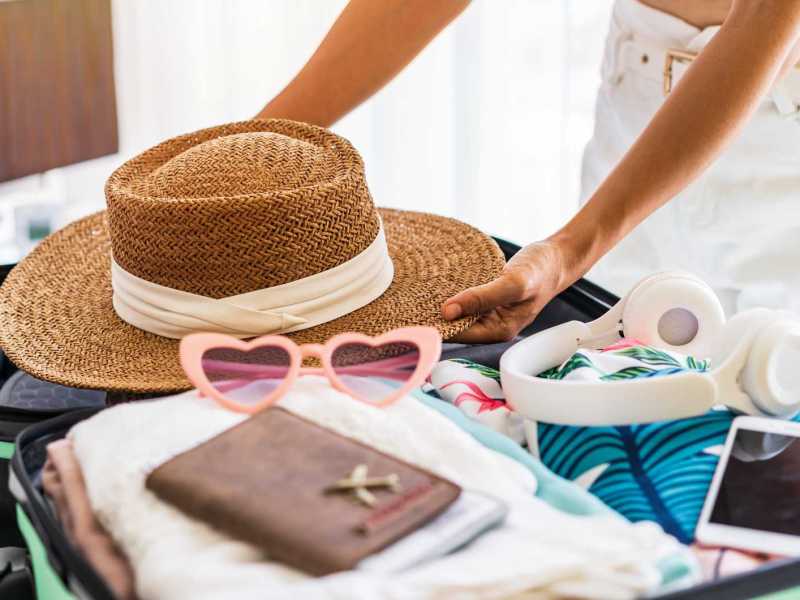 Gepackter Koffer für einen Urlaub