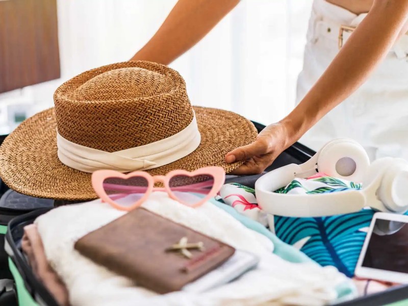 Gepackter Koffer für einen Urlaub