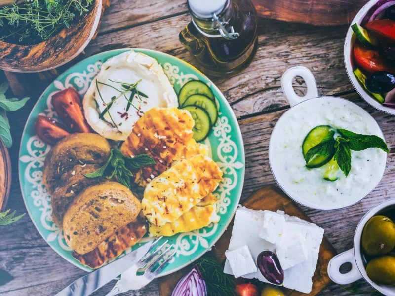 Griechische Gerichte auf einem Tisch