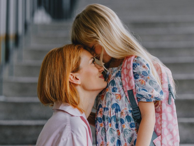 Mutter verabschiedet ihre Tochter.