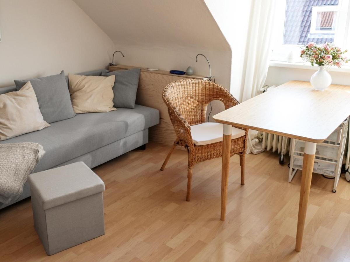 Kleines Wohnzimmer mit Couch.