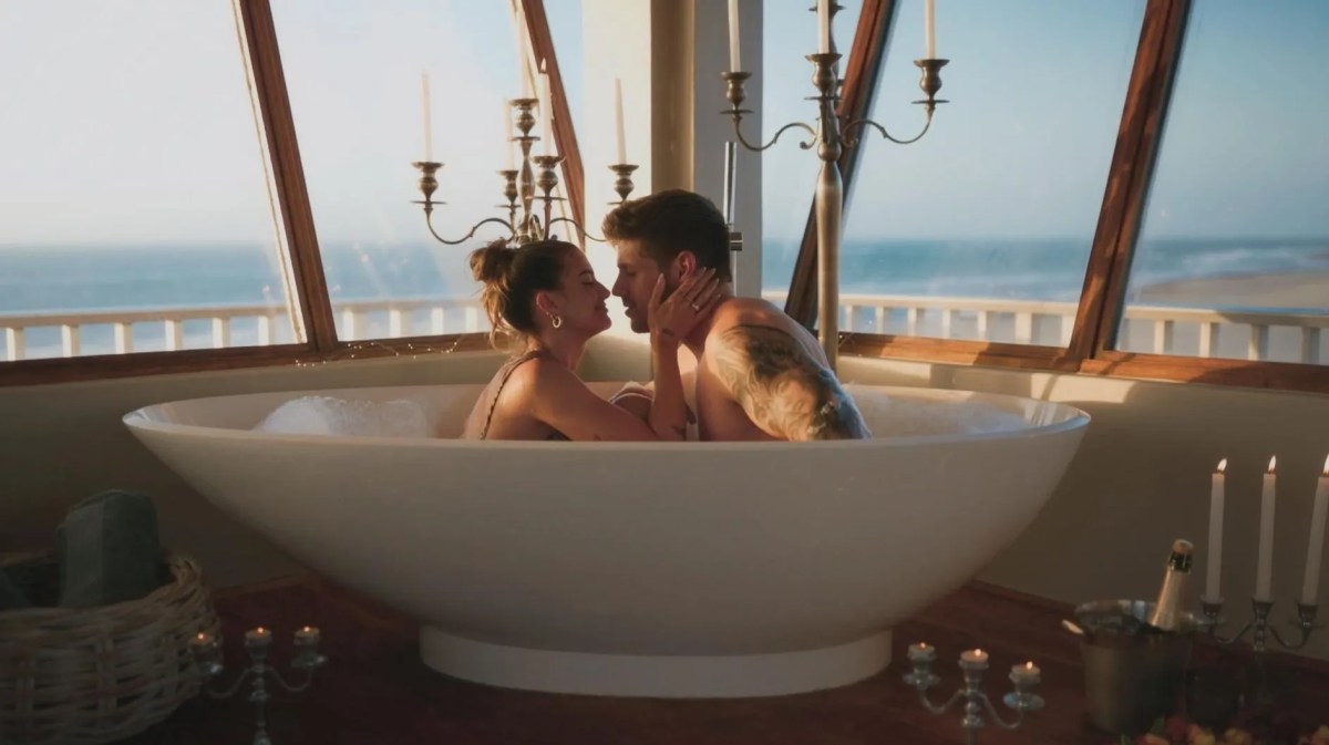 Martin und Lena bei ihrem Dreamdate bei "Die Bachelors" in der Badewanne.