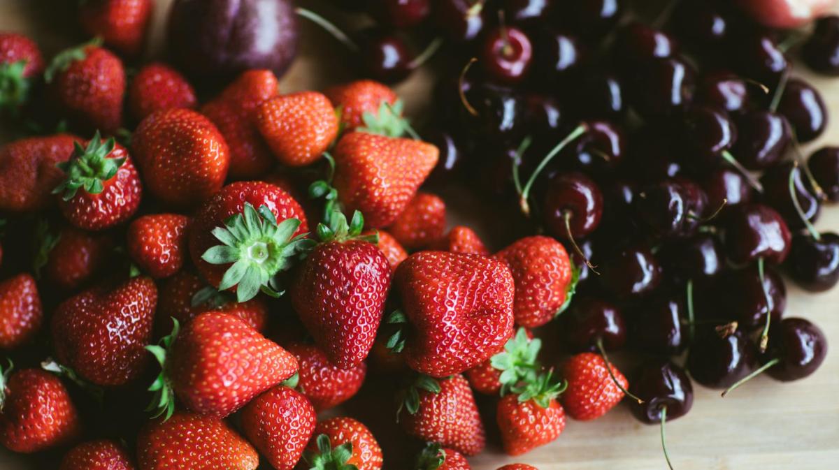 Kirschen neben Erdbeeren