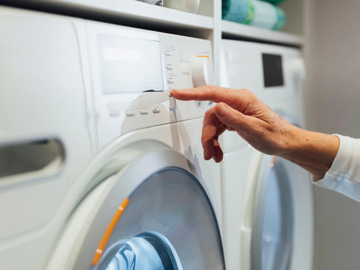 Wäsche schneller trocknen: Mit diesen Tipps klappt es auch schonend im Trockner