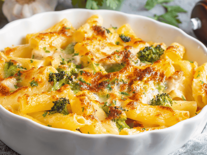 Nudelauflauf mit Brokkoli in einer weißen Auflaufform.
