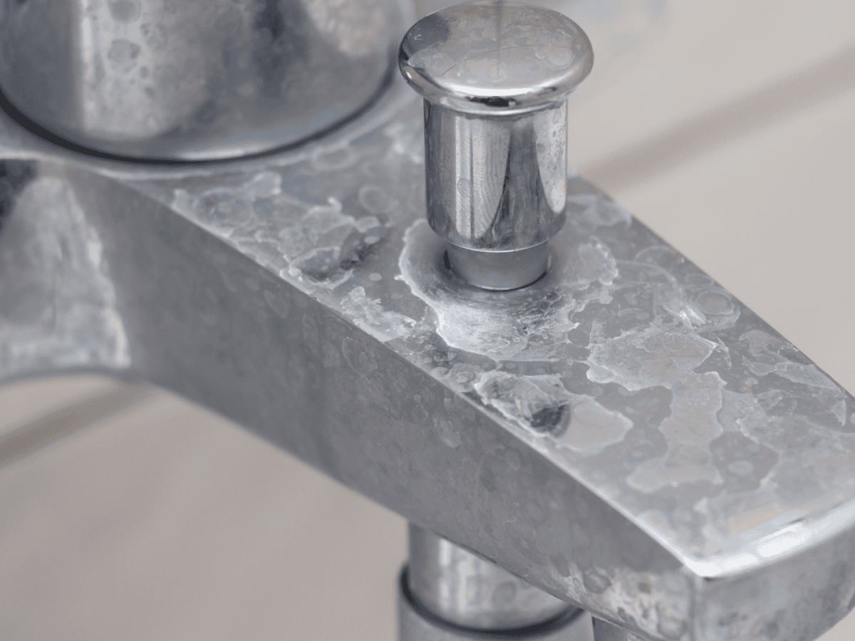 Wochenlang glänzende Armaturen im Bad: Dieses Hausmittel hält sie frei von Kalk- und Wasserflecken