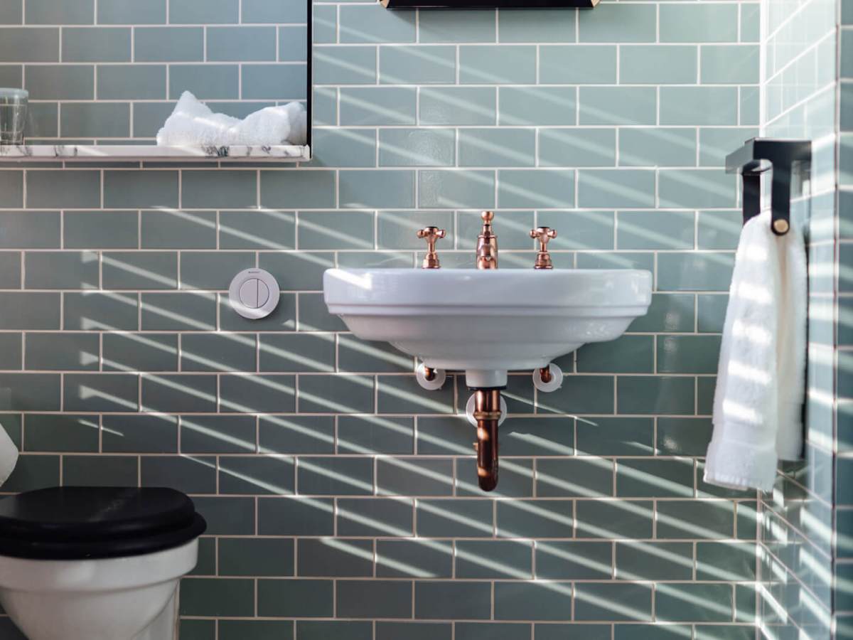 Badezimmer mit gr&uuml;nen Fliesen