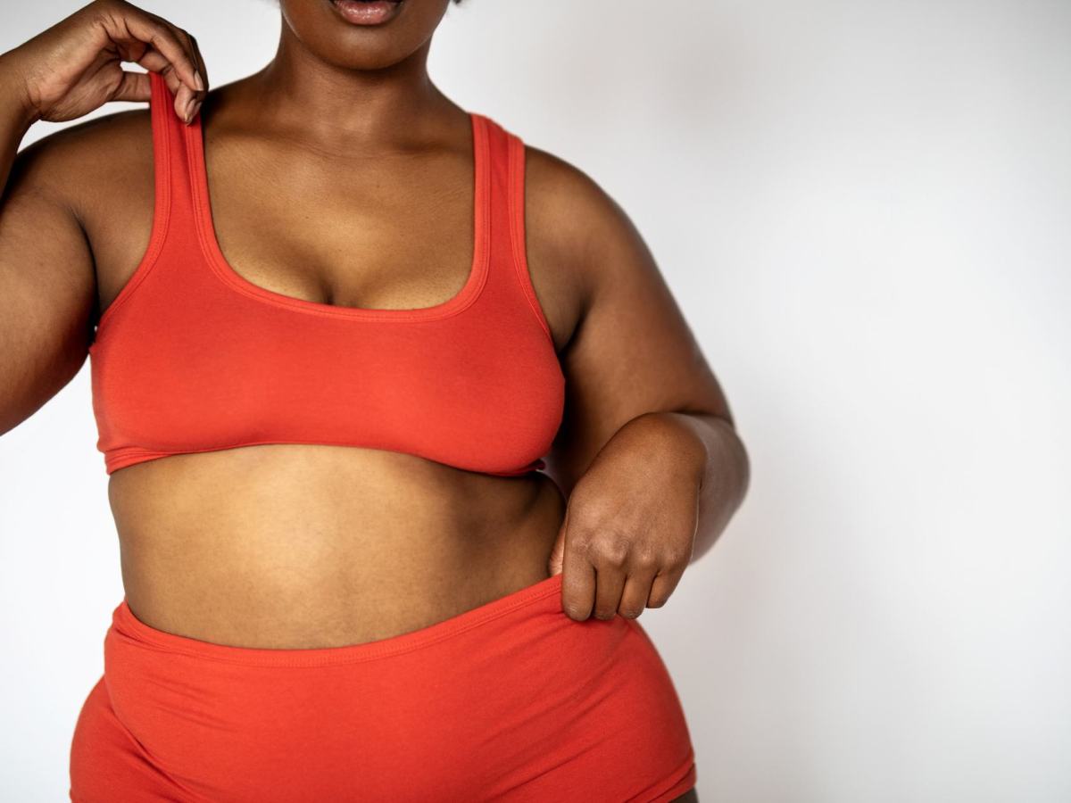 Frau mit roter Unterw&auml;sche