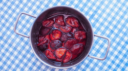 Topf mit Pflaumenmarmelade oder Kompott